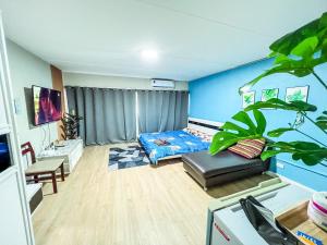 um quarto com uma cama e um sofá em impact challenger ห้องพักรายวัน เมืองทองธานี ตึก C5 em Ban Bang Phang