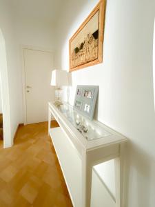 - un bureau blanc avec un plateau en verre dans la chambre dans l'établissement Elegance ,Space & Luxury in Brussels, à Bruxelles