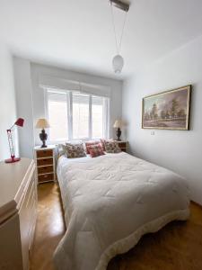 - une chambre blanche avec un grand lit et une fenêtre dans l'établissement Elegance ,Space & Luxury in Brussels, à Bruxelles