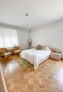 - une chambre avec un lit et un salon dans l'établissement Elegance ,Space & Luxury in Brussels, à Bruxelles