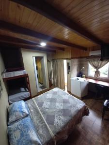 1 dormitorio con 1 cama grande en una habitación en Hospedar en Puerto Rico