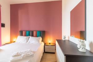 カヴァ・ダリーガにあるVilla Archi Sul Mareのベッドルーム(白いベッド1台、鏡付)