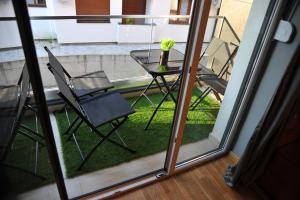 - une vue sur une table et des chaises depuis la fenêtre dans l'établissement Apartman Ljubica, à Vrnjačka Banja