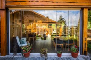 Patio lub wspólna przestrzeń na świeżym powietrzu w obiekcie Alto Melimoyu Hotel & Patagonia