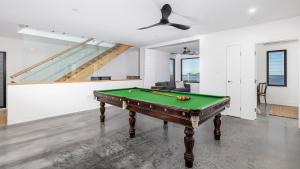 Fingal Bay Panorama内的一张台球桌