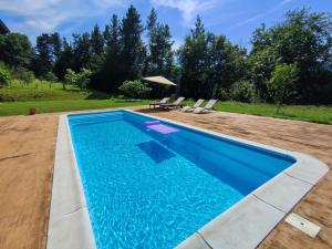 Bazén v ubytovaní Chalet con piscina climatizada en la naturaleza alebo v jeho blízkosti