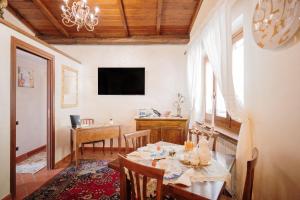 Lago del Turano - Guest House il Nido dell'Aquila في Ascrea: غرفة طعام مع طاولة وتلفزيون