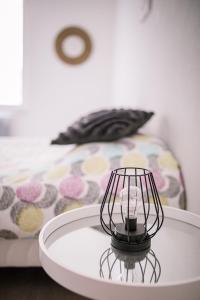 una lampada su un tavolo accanto a un letto di Le Beauvoir a Saint-Marcellin