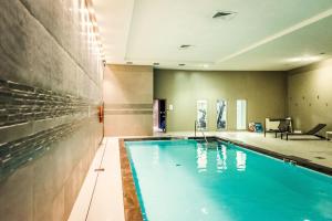 - une grande piscine dans une chambre d'hôtel dans l'établissement Appart' du Trident, à Mulhouse