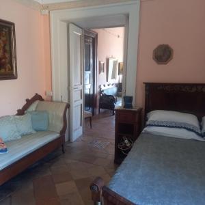 una camera da letto con due letti e un soggiorno di L'Antica Dimora a Meta