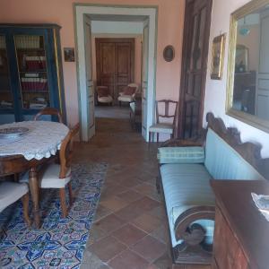 un soggiorno con un tavolo e un divano di L'Antica Dimora a Meta