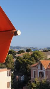 土倫的住宿－"Voyage en mer" splendide T3 lumineux, Wi fi et PARKING gratuit，从建筑物屋顶上可欣赏到风景
