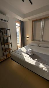 een slaapkamer met een groot bed met een handdoek erop bij Deer Hostel & Hotel in Antalya
