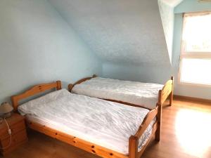 sypialnia z dwoma łóżkami piętrowymi i oknem w obiekcie SALINES - Maison entre ville et plages - K190 w mieście Carnac