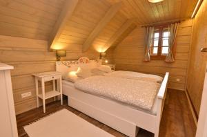 sypialnia z łóżkiem w drewnianym domku w obiekcie Chalupa Daniel w Zdziarze
