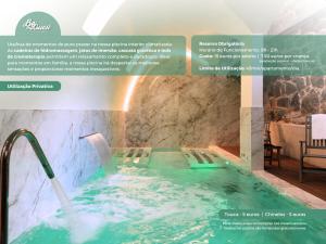 uma casa de banho com uma banheira e uma fonte de água em Bemyguest - Loft Guest House Jardim das Mães Charming em Viseu