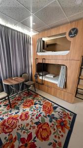 um pequeno quarto com uma cama e um tapete em Deer Hostel & Hotel em Antalya