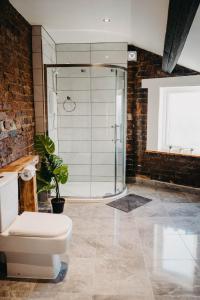 uma casa de banho com um chuveiro e um WC. em Flat Iron Anfield em Liverpool