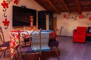 a dining room with a table and chairs and a tv at Casa Suite Campana in Cuenca