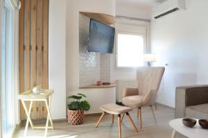 ein Wohnzimmer mit Sessel und Couch in der Unterkunft KooKai - Luxury Living in Peraia