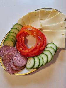 un plato de comida con un pretzel y verduras en él en Falsterly Glamping en Horbelöv