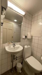 biała łazienka z toaletą i umywalką w obiekcie City Centre w Kopenhadze