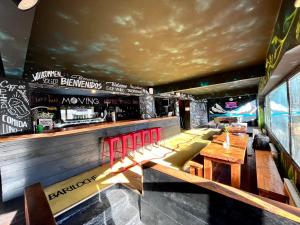 Posezení v ubytování Moving Hostel Travel Bar