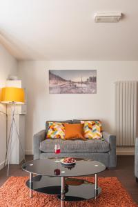 a living room with a couch and a table at 2 Bed In Southampton City With Free Parking in Southampton