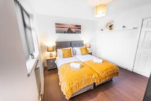 2 Bed In Southampton City With Free Parking في ساوثهامبتون: غرفة نوم بسرير وبطانية صفراء