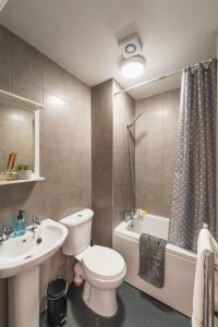 a bathroom with a toilet and a sink and a tub at 2 Bed In Southampton City With Free Parking in Southampton