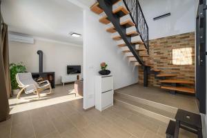 sala de estar con escalera y pared de ladrillo en House Leny by IstriaLux, en Štokovci