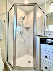y baño con ducha y puerta de cristal. en Villa-Coral-Ridge, en Fort Lauderdale