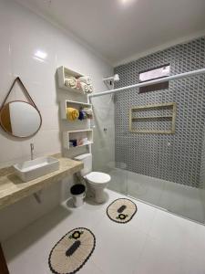 uma casa de banho com um WC, um lavatório e um chuveiro em casa para alugar em Prado bahia. em Prado