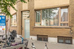 un grupo de bicicletas estacionadas frente a un edificio de ladrillo en Beautiful studio, en Amberes