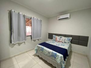 a bedroom with a bed and a window at casa para alugar em Prado bahia. in Prado