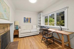 ein Wohnzimmer mit einem Schreibtisch und einem Sofa in der Unterkunft Dae's Seaside Dream in Victoria