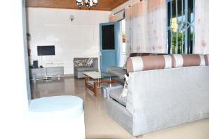 salon z kanapą i stołem w obiekcie Enchante Suites Kigali w mieście Kigali