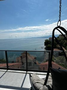 un columpio en un balcón con vistas al agua en Black House, en Trabzon
