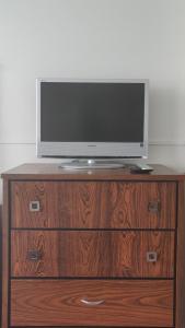 uma televisão de ecrã plano em cima de uma cómoda de madeira em The Comfort Stay at City of Pickering em Pickering