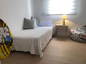 a small bedroom with a bed and a window at 3 Bed Flat - Sleeps 5 - Wifi in Bellreguart