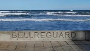 un banco con las palabras campanillas en la playa en Desconectar en la Playa de Bellreguard, en Bellreguart
