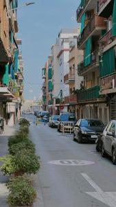 una calle de la ciudad con coches aparcados en la calle en Precioso apartamento en Premià de Dalt, en Premià de Dalt