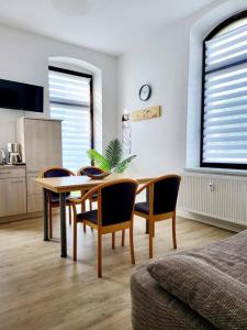 a dining room table and chairs in a room at Ferienwohnung WESTEND in Plauen +15 photos