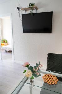 TV at/o entertainment center sa Precioso apartamento en Premià de Dalt