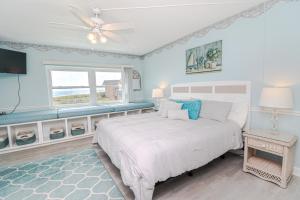 - une chambre avec un lit blanc et une fenêtre dans l'établissement Creston House 1E, à Saint Augustine