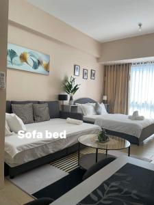 Postel nebo postele na pokoji v ubytování studio condo building 81 newport boulevard