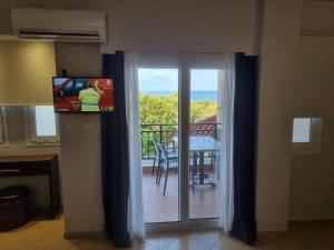 TV a/nebo společenská místnost v ubytování GreenHill Holiday Suites