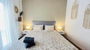 Ένα ή περισσότερα κρεβάτια σε δωμάτιο στο Andromachi House By Greece Apartment