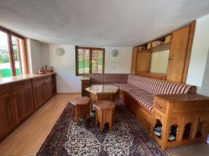 Villa 4 STAR في سراييفو: غرفة معيشة مع أريكة وطاولة