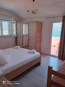 1 dormitorio con cama y vistas al océano en Apartments Panorama, en Korčula